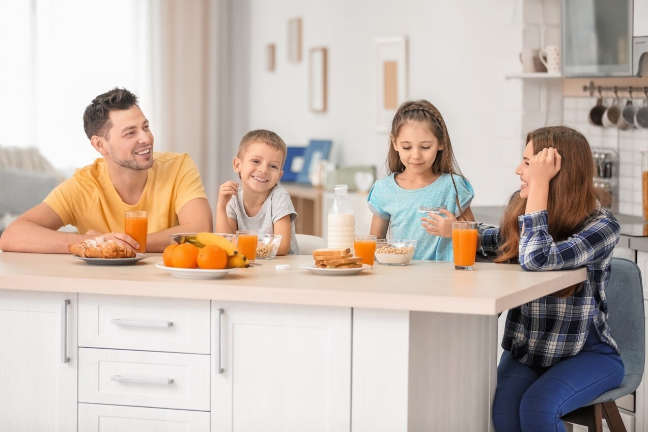 Familia comiendo en casa