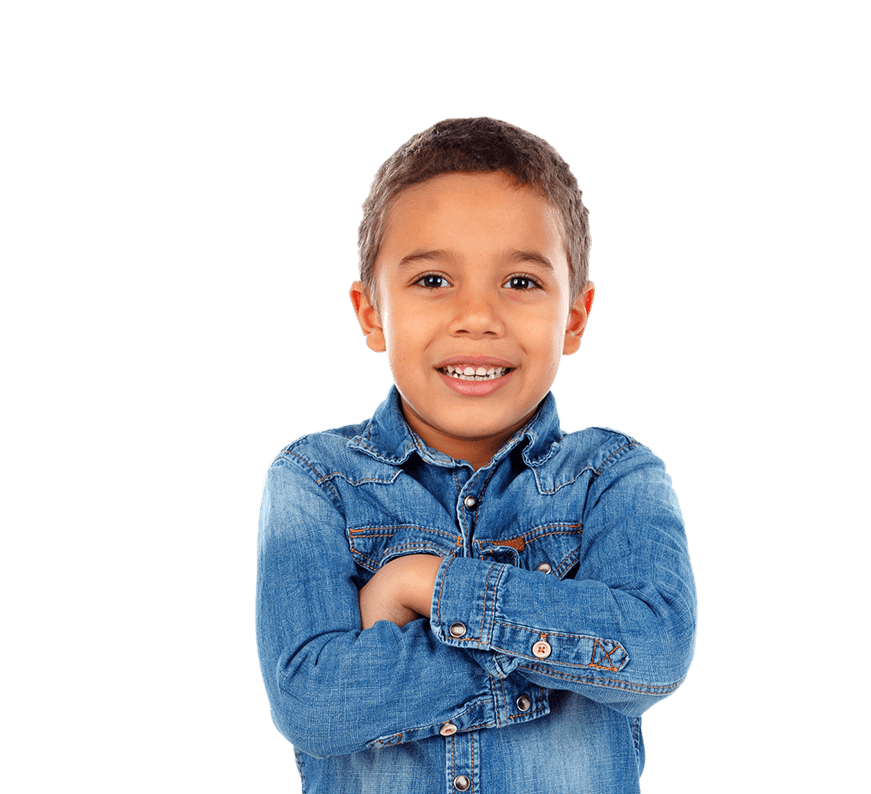 Niño cruzando brazos